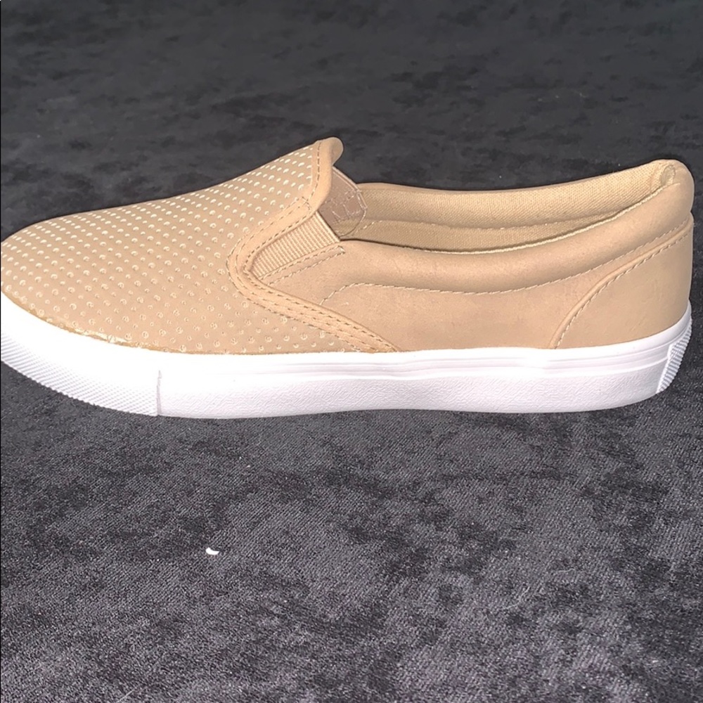 Tan faux leather perforated Sz.7.5 slip on sneaker